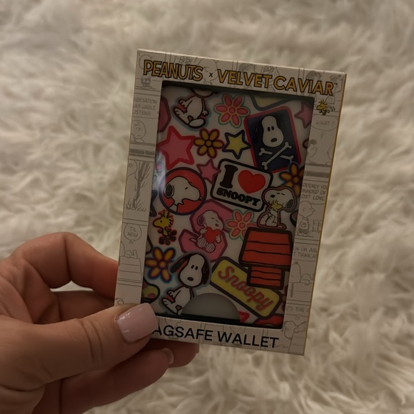 NEW Velvet Caviar Snoopy Patchwork MagSafe Wallet - Picture 6 of 7